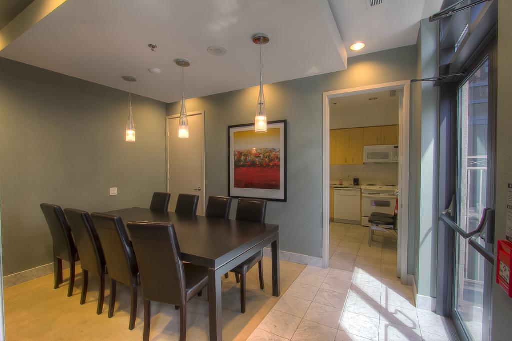 Sky Suites Yorkville Торонто Стая снимка