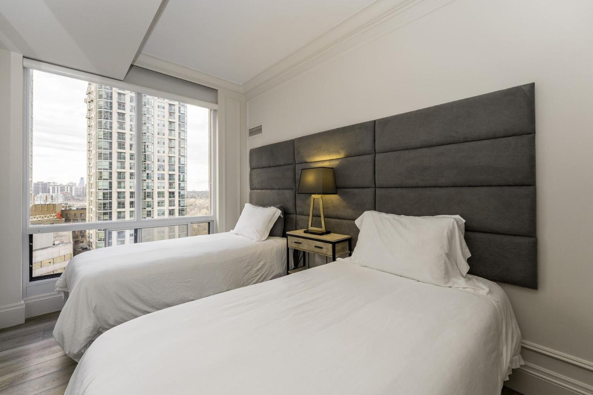 Sky Suites Yorkville Торонто Екстериор снимка