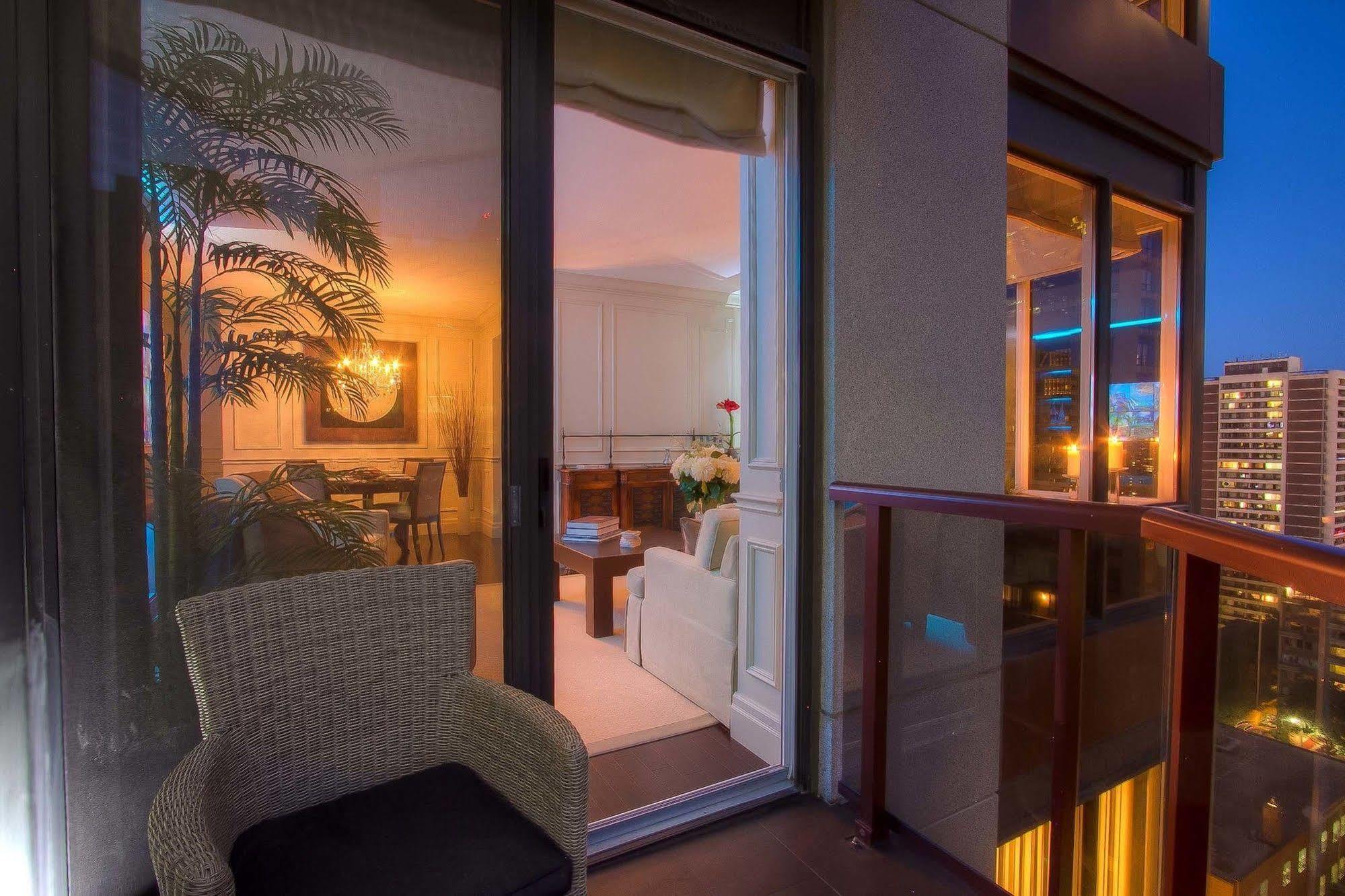 Sky Suites Yorkville Торонто Екстериор снимка